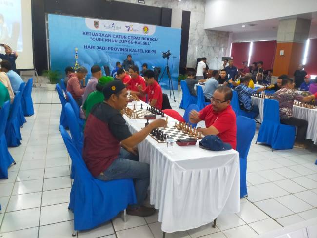 Pertandingan semifinal Kejuaraan Catur Cepat Beregu Gubernur Cup se Kalsel dalam rangka Hari Jadi Provinsi Kalsel ke-75 yang berlangsung di Gedung Bank Kalsel, Minggu (10/8/2025) siang.