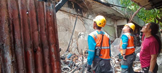 Gudang eks penyimpanan plastik yang berada di Jalan Pangeran Antasari atau Pasar Sentra Antasari Banjarmasin Tengah,, yang terbakar.Selasa. (12/8/2025), sekitar pukul 13.15 WITA. (SuarIndonesia/DO)