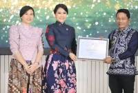 Bupati Balangan, H Abdul Hadi saat menerima penganugerahan KLA 2025 dari KemenPPPA RI, pada. Jumat (8/8/2025) lalu. (SuarIndonesia/adv)