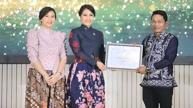 Bupati Balangan, H Abdul Hadi saat menerima penganugerahan KLA 2025 dari KemenPPPA RI, pada. Jumat (8/8/2025) lalu. (SuarIndonesia/adv)