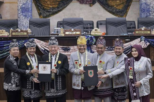 Momen strategis ini berlangsung dalam rapat paripurna yang sekaligus memperingati Hari Jadi ke-75 Provinsi Kalsel, bertempat di Ruang Rapat Paripurna H. Mansyah Addrian, Rabu (13/8/2025) (SuarIndonesia/Ist)