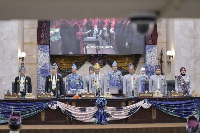 Rapat paripurna istimewa DPRD Provinsi Kalimantan Selatan (Kalsel) dalam rangka Hari Jadi ke-75 Kalsel, Rabu (13/8/2025), berubah menjadi ajang 