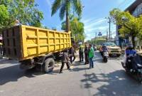 Sopir ump truck meninggal dunia saat mengemuydi diduga akibat serangan jantung, dan membuat mobil oleng tabrak rambu lalu lintas i di Jalan Brigjend Hasan Basri, tepatnya di U Turn depan Hotel Familia, Banjarmasin Utara, Jumat (15/8/2025) (SuarIndonesia/YI)