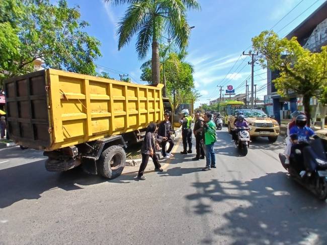 Sopir ump truck meninggal dunia saat mengemuydi diduga akibat serangan jantung, dan membuat mobil oleng tabrak rambu lalu lintas i di Jalan Brigjend Hasan Basri, tepatnya di U Turn depan Hotel Familia, Banjarmasin Utara, Jumat (15/8/2025) (SuarIndonesia/YI)