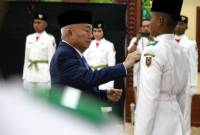 Gubernur Kalsel H Muhidin mengukuhkan anggota Paskibraka tingkat provinsi tahun 2025 di gedung Idham Chalid, Banjarbaru, Jumat (15/8/2025). (SuarIndonesia/HO-MC Kalsel)
