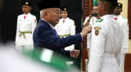 Gubernur Kalsel H Muhidin mengukuhkan anggota Paskibraka tingkat provinsi tahun 2025 di gedung Idham Chalid, Banjarbaru, Jumat (15/8/2025). (SuarIndonesia/HO-MC Kalsel)
