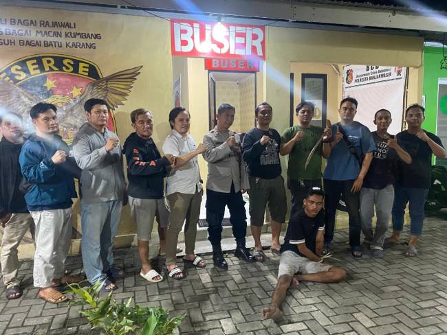 Tersangka yang diamankan anggota buru sergap. (SuarIndonesia/Ist)