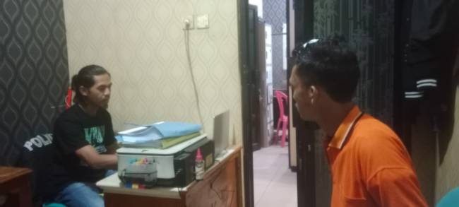 tersangka Syamsul (24), diperiksa penyidik kasus pembunuhan. (SuarIndonesia/DO)