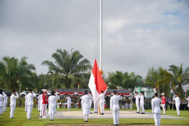 Detik-Detik Proklamasi dalam rangka Hari Ulang Tahun (HUT) ke-80 Kemerdekaan Republik Indonesia di Halaman Kantor Bupati Balangan, Paringin Selatan, Minggu (17/8/2025). (SuarIndonesia/Adv)