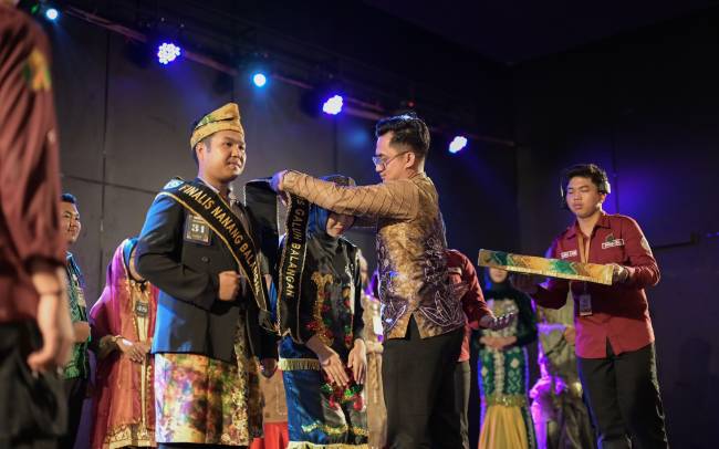 .Ketua Umum Pawadahan Nanang Galuh Kabupaten Balangan, Ahmad Pajar, menjelaskan dari 15 pasang peserta atau 30 orang, akan dipilih sembilan pasang atau 18 orang yang berhak melaju ke Grand Final (SuarIndonesia/Adv)