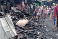 Amuk api di kawasan padat penduduk hanguskan rumah pribadi  dan sejumlaah bedakan (sewaan)  di Jalan Kelayan A Gang Aliyah Ujung RT 05 Banjarmasin Selatan, Senin  (18/8/2025) dinihari. (SuarIndonesia/DO)