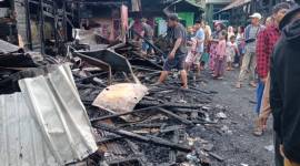 Amuk api di kawasan padat penduduk hanguskan rumah pribadi  dan sejumlaah bedakan (sewaan)  di Jalan Kelayan A Gang Aliyah Ujung RT 05 Banjarmasin Selatan, Senin  (18/8/2025) dinihari. (SuarIndonesia/DO)