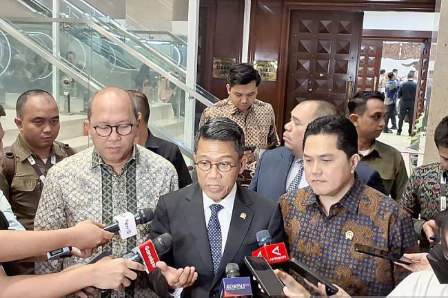 Chief Executive Officer (CEO) Danantara Indonesia Rosan Roeslani bersama Ketua Komisi XI DPR RI Mukhamad Misbakhun dan Menteri BUMN Erick Thohir saat diwawancarai di Gedung DPR RI, Jakarta, Selasa (19/08/2025). (ANTARA/M Heriyanto)