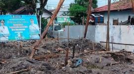 LOkasi proyek Pukesmas Cempaka Putih Banjarmasin Timur,, dua korban kejatuhan kayu, Rabu (20/8/2025) (SuarIndonesia/Ist)