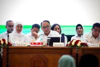 
Menteri Koperasi Budi Arie Setiadi (tengah) dalam Rapat Koordinasi (Rakor) Koperasi Desa Merah Putih di Surabaya, Kamis (21/8/2025). (ANTARA/HO-Kemenkop)