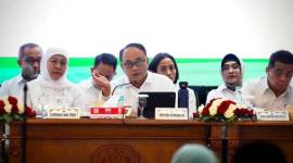 
Menteri Koperasi Budi Arie Setiadi (tengah) dalam Rapat Koordinasi (Rakor) Koperasi Desa Merah Putih di Surabaya, Kamis (21/8/2025). (ANTARA/HO-Kemenkop)