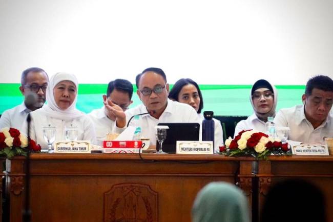 
Menteri Koperasi Budi Arie Setiadi (tengah) dalam Rapat Koordinasi (Rakor) Koperasi Desa Merah Putih di Surabaya, Kamis (21/8/2025). (ANTARA/HO-Kemenkop)