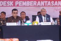 Sekretaris Kemenko Polkam Letnan Jenderal TNI Mochamad Hasan (kiri) dan Kepala BNN RI Komjen Pol. Marthinus Hukom (kanan) menyampaikan keterangan saat konferensi pers di Kantor BNN RI, Jakarta, Jumat (22/8/2025). (ANTARA/HO-BNN)