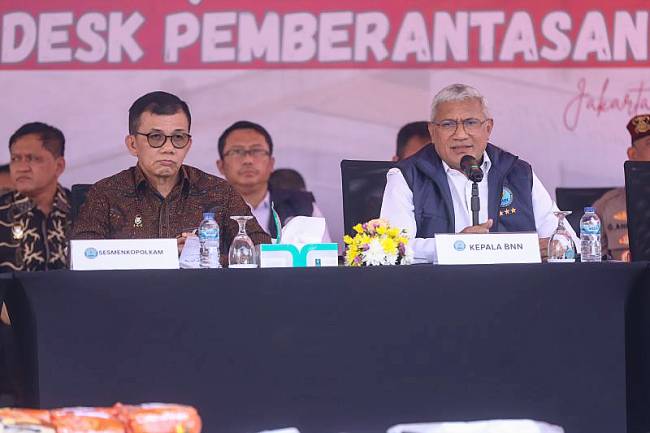 Sekretaris Kemenko Polkam Letnan Jenderal TNI Mochamad Hasan (kiri) dan Kepala BNN RI Komjen Pol. Marthinus Hukom (kanan) menyampaikan keterangan saat konferensi pers di Kantor BNN RI, Jakarta, Jumat (22/8/2025). (ANTARA/HO-BNN)