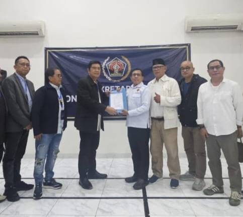 Hendry Ch Bangun saat menyerahkan berkas pendaftaran bakal Calon Ketua PWI, Sabtu (23/8/2025). SuarIndonesia/Ist)