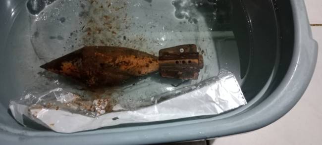 Mortir, yang ditemukan warga saat menyelam di sungai kuin tepatnya di Jalan Kuin Utara RT 10 Banjarmasin Utara, Minggu (24/8/2025) (SuarIndonesia/DO)