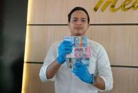 Kanit Ekonomi Satreskrim Polresta Pontianak, IPTU Muhammad Ibnu Saputra Budhiniar menunjukkan barang bukti uang palsu yang disita dari pelaku (ANTARA/HO-Jessica Helena Wuysang)