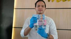 Kanit Ekonomi Satreskrim Polresta Pontianak, IPTU Muhammad Ibnu Saputra Budhiniar menunjukkan barang bukti uang palsu yang disita dari pelaku (ANTARA/HO-Jessica Helena Wuysang)