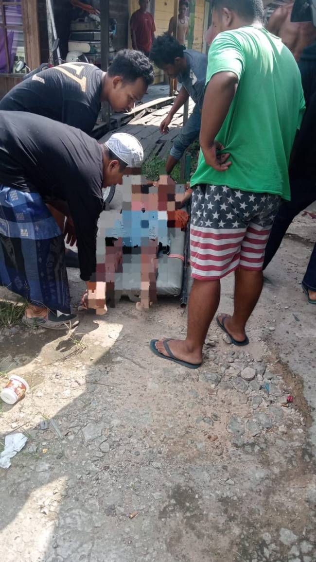 Korban yang ambruk diberikan pertolongan oleh warga ,Senin (25/8/2025). (SuarIndonesia/DO