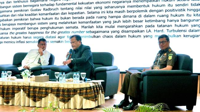 Seminar ilmiah dengan tema “Optimalisasi Pendekatan Follow The Asset dan Follow The Money melalui Deferred Prosecution Agreement (DPA) dalam Penanganan Perkara Pidana”.
bertempat di Aula ST Burhanuddin Kantor Kejati Kalsel, Senin (25/8/2025) (SuarIndonesia/Ist)