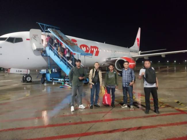 DPO dari Nusa Tenggara Timur atasnama terpidana Ardi Hayon, ditangkap Tim  (Kejati) Kalsel, dan kemudian dibawa ke NTT, Kamis (28/8/2025) (SuarIndonesia/Ist)