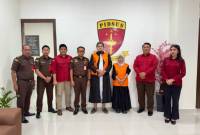 Tim penyidik Pidsus Kejati Kalsel, tahan dua tersangka (tengah baju orange kasus dugaan pidana korupsi penyaluran kredit Bank di Banjarmasin, Rp 4 Miliar Lebih. (SuarIndonesia/Ist)