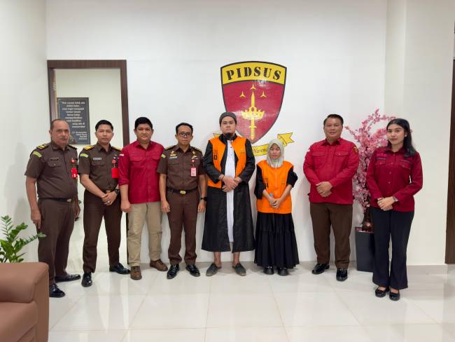 Tim penyidik Pidsus Kejati Kalsel, tahan dua tersangka (tengah baju orange kasus dugaan pidana korupsi penyaluran kredit Bank di Banjarmasin, Rp 4 Miliar Lebih. (SuarIndonesia/Ist)