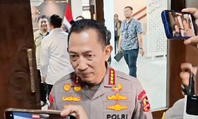 Kapolri Jenderal Pol Listyo Sigit Prabowo saat ditemui awak media usai menghadiri Sidang Kabinet Paripurna di Istana Kepresidenan Jakarta, Minggu (31/8/2025). (ANTARA/Mentari Dwi Gayati)