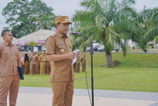 Bupati Balangan, Abdul Hadi pimpin apel gabungan. foto: MC Balangan