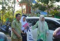 Bupati Balangan dan Ketua TP PKK Balangan mengantar anak di hari pertama sekolah. foto: MC Balangan