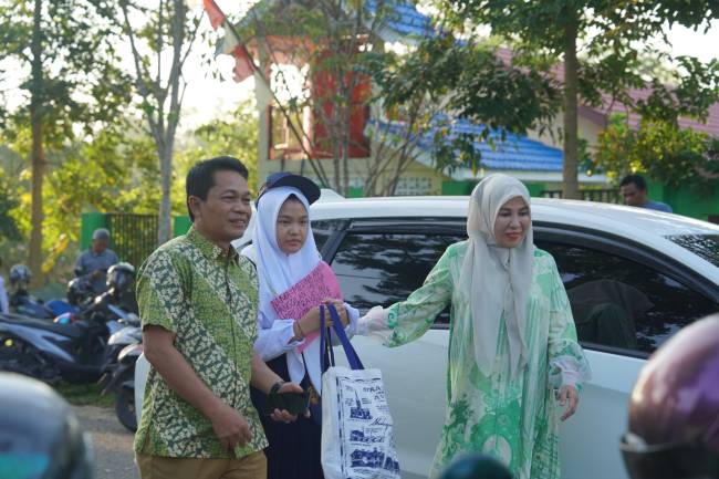 Bupati Balangan dan Ketua TP PKK Balangan mengantar anak di hari pertama sekolah. foto: MC Balangan