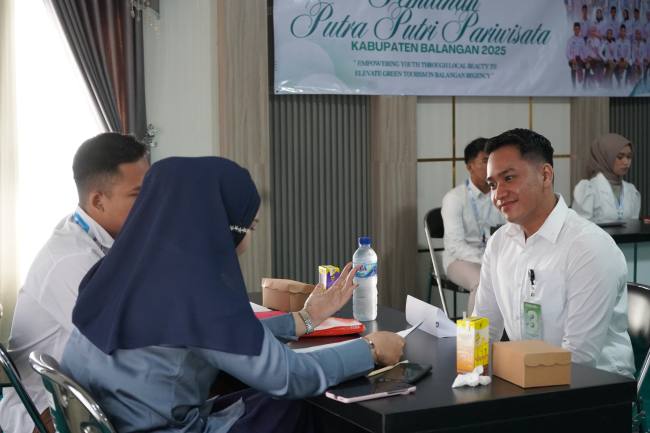 Teks foto : Tes wawancara salah satu peserta pemilihan Putra Putri Pariwisata Kabupaten Balangan. foto: MC Balangan