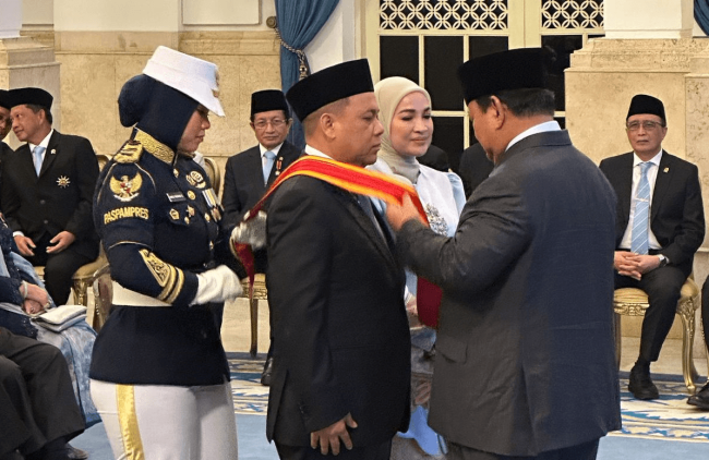 H Andi Syamsuddin Arsyad yang akrab disapa H Isam, kta diselampangkan tanda kehormatan Bintang Mahaputera Utama oleh Presiden RI Prabowo Subianto, Senin (25/8/2025). (SuarIndonesia/Ist)