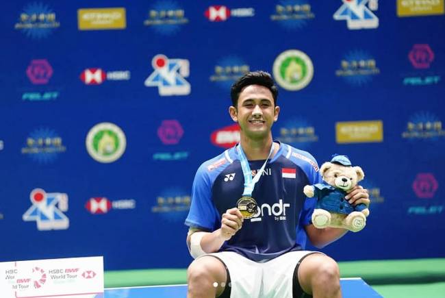 Pebulu tangkis tunggal putra Indonesia Alwi Farhan mengamankan gelar turnamen BWF Super 300 Macau Open 2025, sekaligus menjadi gelar perdananya tahun ini di Macau East Asian Games Dome, Minggu (3/8/2025). (instagram: @badminton.ina)