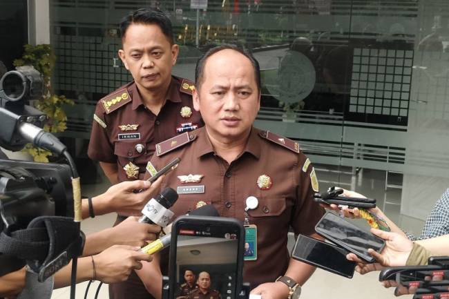 Kepala Pusat Penerangan Hukum (Kapuspenkum) Kejaksaan Agung Anang Supriatna berbicara dengan awak media di Gedung Kejaksaan Agung, Jakarta, Senin (11/8/2025). (ANTARA/Nadia Putri R)
