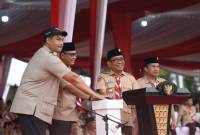 Menteri Koordinator Bidang Pembangunan Manusia dan Kebudayaan Pratikno (kedua kanan) bersama Ketua Kwartir Nasional Gerakan Pramuka Budi Waseso (kedua) dan Menteri Pemuda dan Olahraga Dito Ariotedjo (kiri) secara simbolis membuka perkemahan pramuka berkebutuhan khusus disaksikan Komandan Protokol Upacara Hari Pramuka Kwartir Nasional Samsul Huda (kanan) saat Upacara Peringatan Hari Pramuka ke-64 di Buperta Cibubur, Jakarta, Kamis (14/8/2025). (ANTARA FOTO/Indrianto E Suwarso)