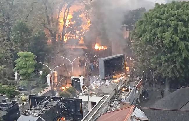 Situasi saat massa demonstrasi membakar aset bangunan milik MPR RI di Kota Bandung, Jawa Barat, Jumat (29/8/2025). (ANTARA/Rubby Jovan)