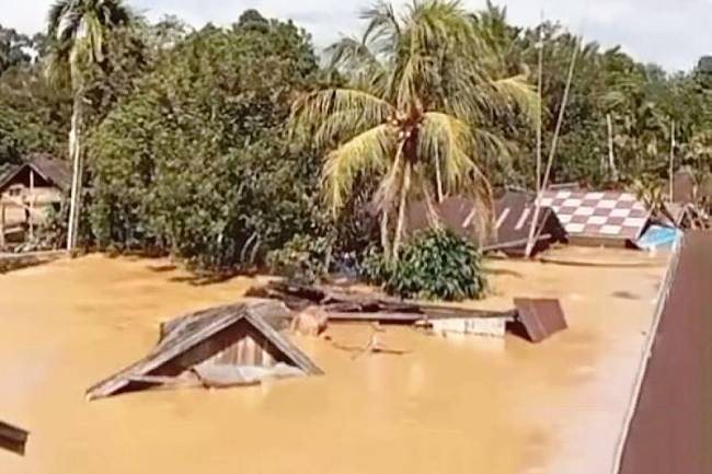 Sejumlah rumah warga di Dusun Jakatan Masupa, Desa Tumbang Manyarung, Kecamatan Mandau Telawang, Kabupaten Kapuas, terendam banjir bandang, Rabu (20/8/2025). (ANTARA/HO-BPBD Kapuas)