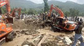 Tim penyelamat mencari korban hilang usai banjir bandang melanda Buner, Provinsi Khyber Pakhtunkhwa, Pakistan, Sabtu (16/8/2025). (ANTARA FOTO/Xinhua)
