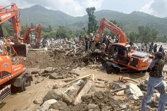 Tim penyelamat mencari korban hilang usai banjir bandang melanda Buner, Provinsi Khyber Pakhtunkhwa, Pakistan, Sabtu (16/8/2025). (ANTARA FOTO/Xinhua)
