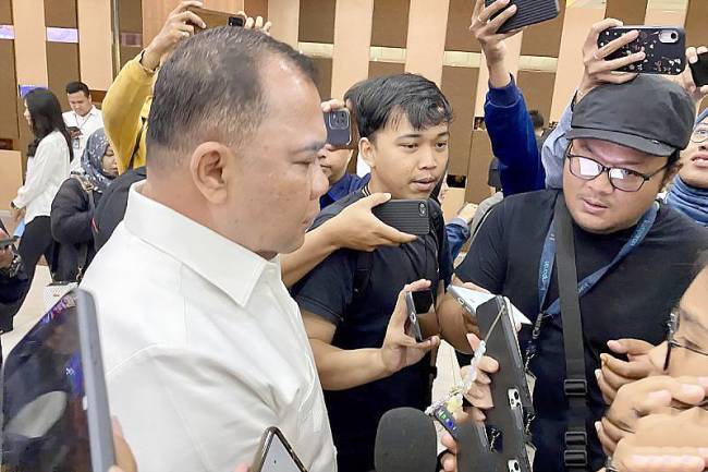Direktur Tindak Pidana Tertentu (Dirtipidter) Bareskrim Polri Brigjen Pol Nunung Syaifuddin (kiri) menjawab pertanyaan wartawan di Markas Besar Polri, Jakarta, Rabu (11/6/2025). (ANTARA/Fath Putra M)