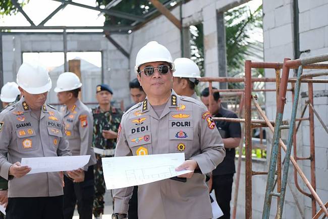 Inspektur Pengawasan Umum (Irwasum) Polri Komjen Pol Dedi Prasetyo meninjau pembangunan SPPG Polri di Mako Brimob, Kelapa Dua, Depok, Jawa Barat, Senin (2/6/2025). (ANTARA/HO-Divisi Humas Polri)