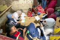 Jajaran Dinas Sosial Kota Banjarmasin saat menyalurkan bantuan sosial secara langsung ke rumah warga yang berhak. (ANTARA/HO-Dinsos Banjarmasin)