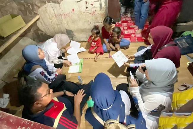 Jajaran Dinas Sosial Kota Banjarmasin saat menyalurkan bantuan sosial secara langsung ke rumah warga yang berhak. (ANTARA/HO-Dinsos Banjarmasin)