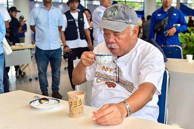 Kepala OIKN Basuki Hadimuljono sedang menikmati kopi liberika di IKN. (ANTARA/HO- Humas OIKN)